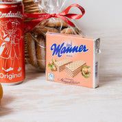 Small Austrian gift hamper close-up of Almdudler and Manner schnitten