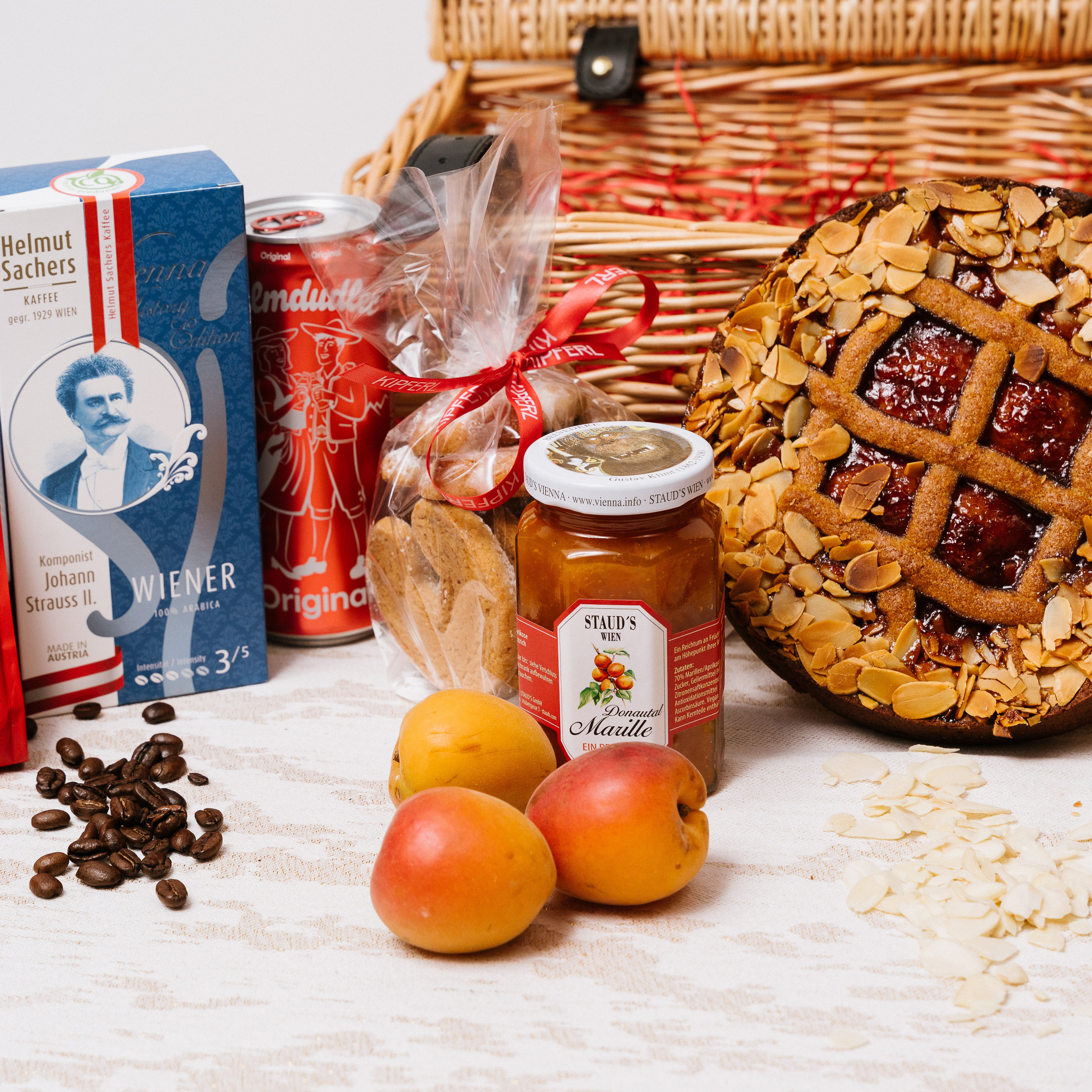 Alcohol-free Austrian gift hamper side view